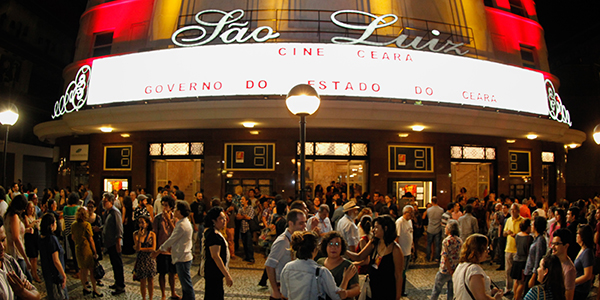 Público na frente do Cineteatro São Luiz_foto Rogerio Resende